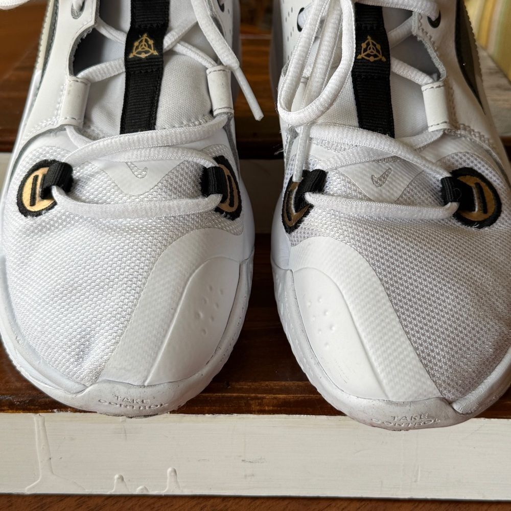 NIKE KIDS AIR ZOOM CROSSOVER 2 BASKETBALL SHOES White Black Gold 4.5 Y - Picture 9 of 14